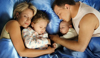 Сон в одной постели с ребёнком: как избежать рисков