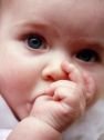 Как отучить ребенка от сосания пальца?