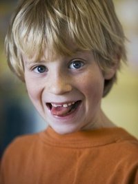 Почему ребенок скрипит зубами