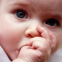 Как отучить ребенка от сосания пальца?